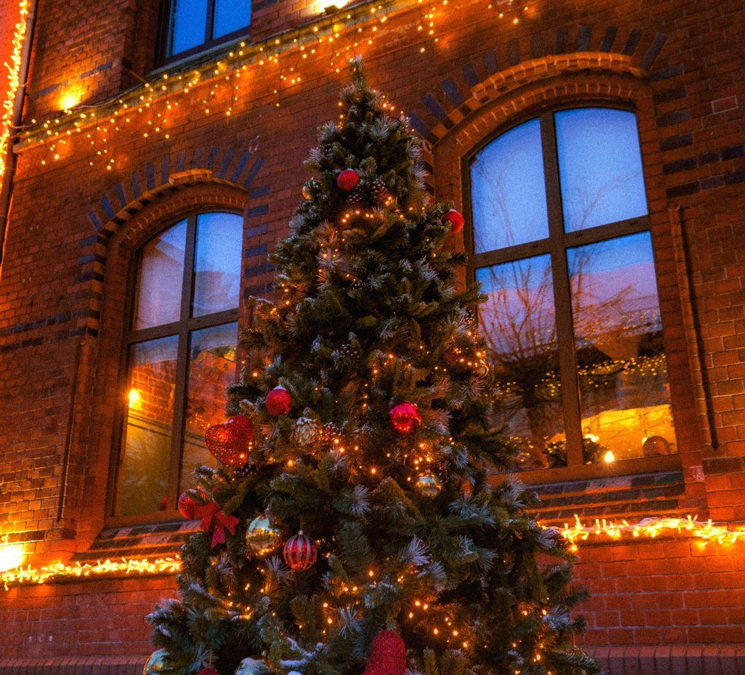 The History of Christmas Wreaths: From Ancient Rome to Artificial Decorations